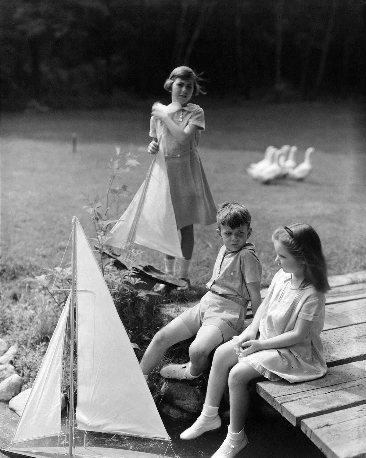 Carmel Snow jako dziecko (na pomoście po prawej), 1932 (Fot. Horst P. Horst / Contributor)