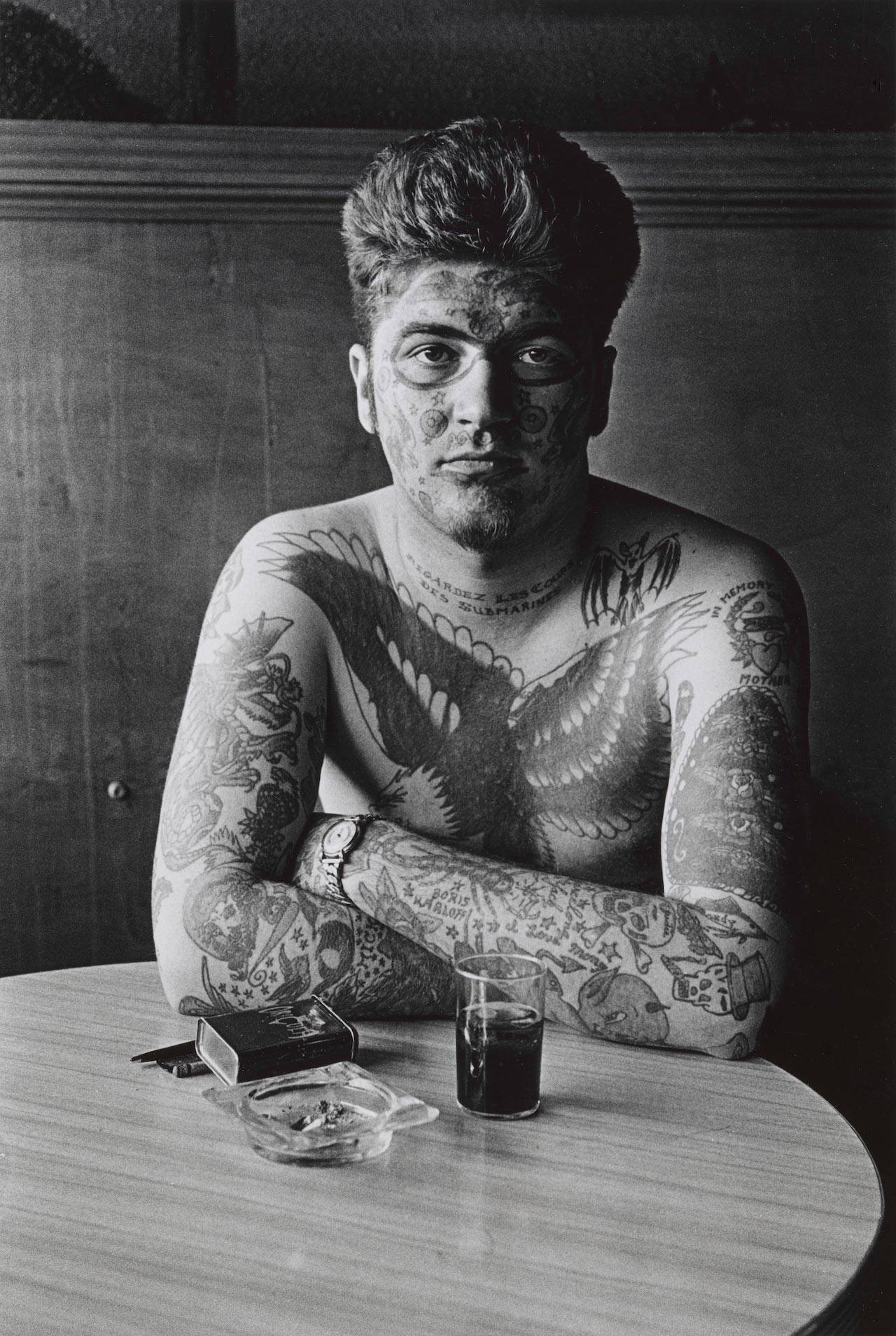 Jack Dracula at a bar, New London, Connecticut, 1961. Dzięki uprzejmości Metropolitan Museum of Art w Nowym Jorku/ Copyright © The Estate of Diane Arbus, LLC