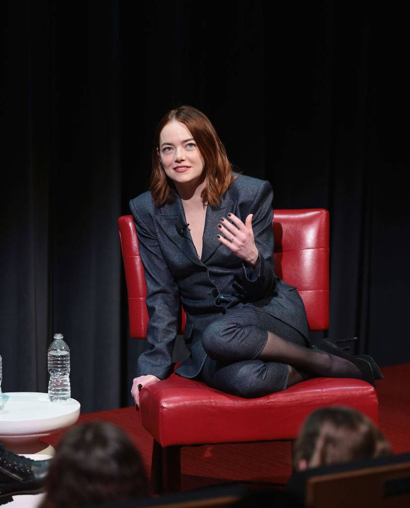 Czy na pewno damski garnitur oversize odchodzi do przeszłości? Emma Stone sięga po dopasowaną stylizację ze spodniami 3/4. Fot. Getty Images