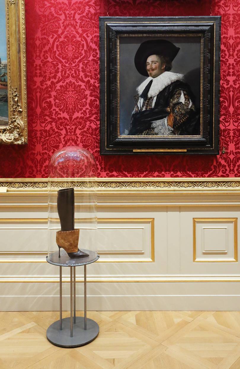 Śmiejący się kawaler (1624) Fransa Halsa w sąsiedztwie buta zaprojektowanego przez Manola Blahnika na wystawie Wnikliwy umysł: Manolo Blahnik w muzeum Wallace Collection (Fot. muzeum Wallace Collection)