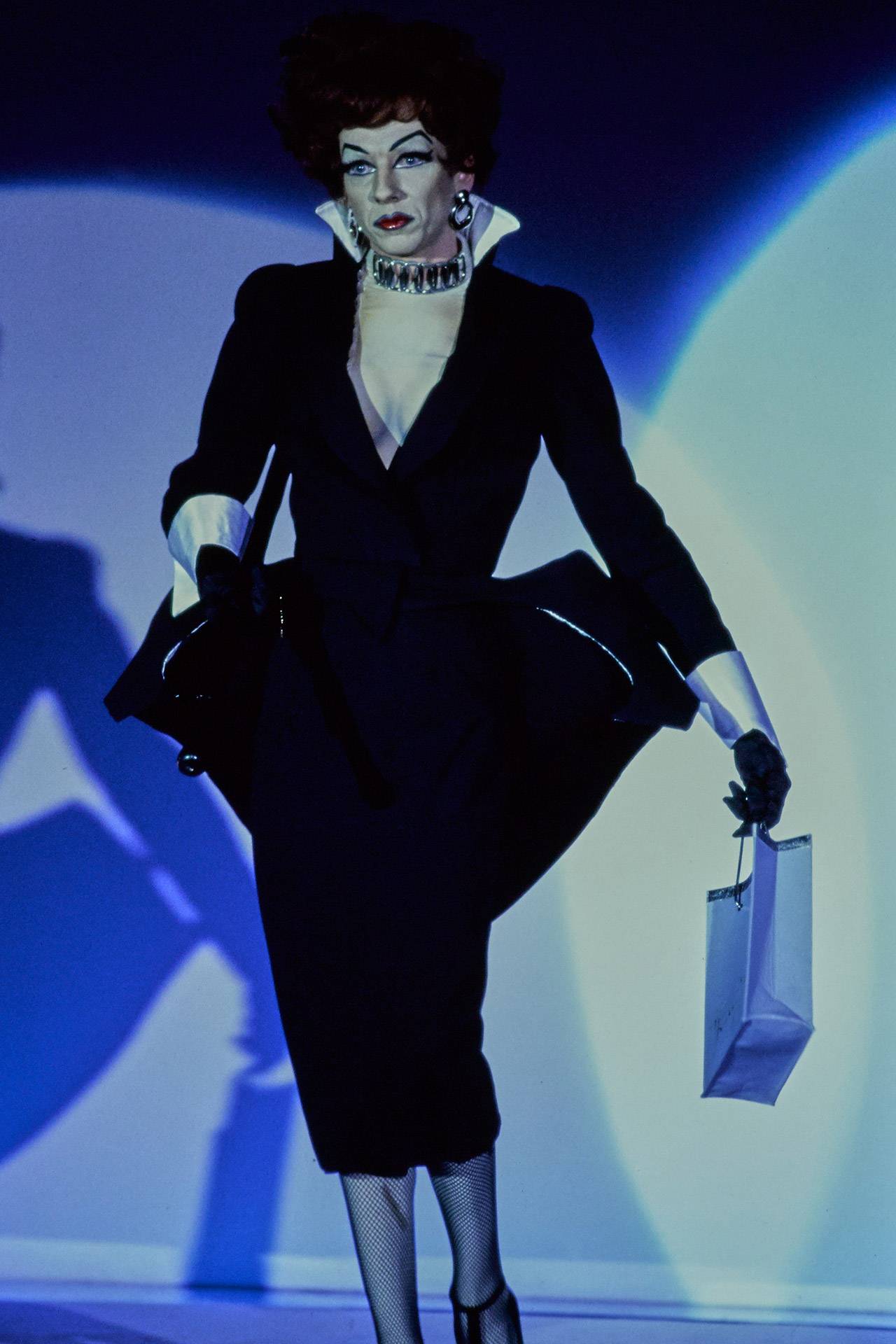 Lypsinka na wybiegu Muglera wiosna/lato 1992.
(©Fot. Condé Nast Archive)