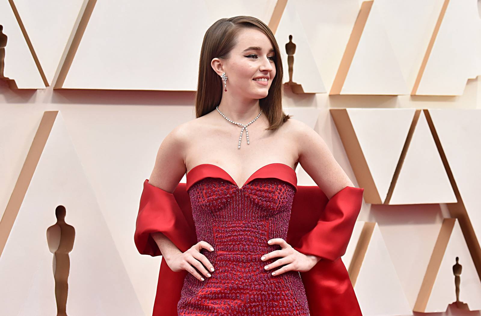 Kaitlyn Dever w sukni projektu Louis Vuitton z kolekcji Red Carpet Green Dress (RCGD) x Tencel Collection (Fot. Jeff Kravitz/FilmMagic)