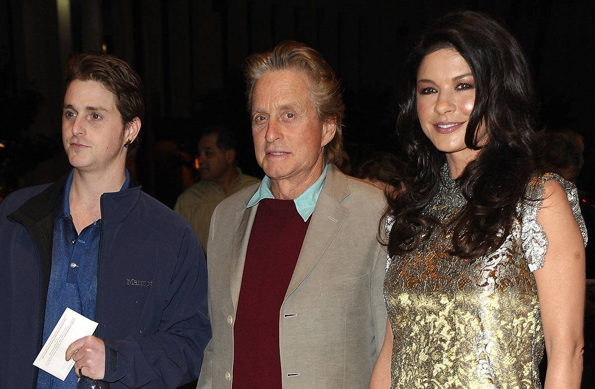 Cameron Douglas, Michael Douglas i Catherine Zeta-Jones na przedstawieniu Kirka Douglasa „Before I Forget, 2009 r. (Fot. Jason LaVeris/FilmMagic)