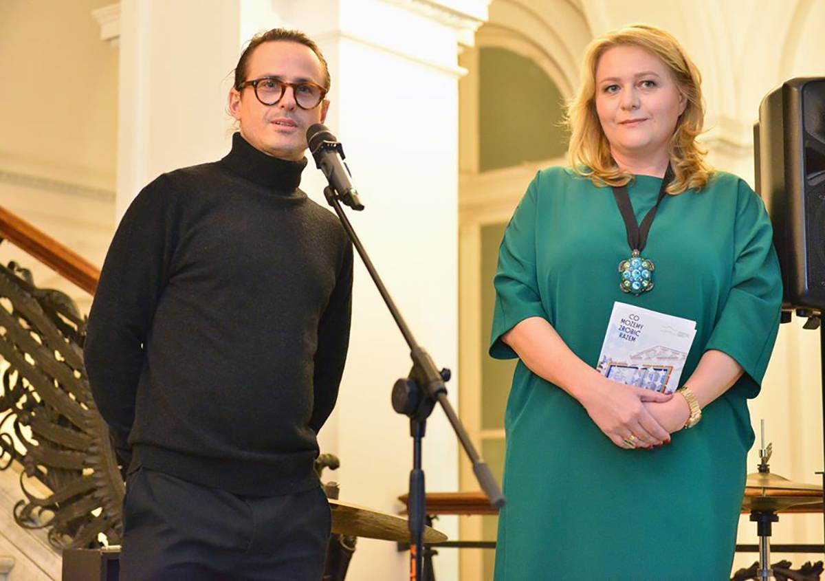 Przedpremiera wystawy RADKA SZLAGI / spotkanie świąteczne dla TZSP w grudniu 2019, na zdjęciu: Radek Szlaga i Natalia Hojny (Fot. Marek Krzyżanek)