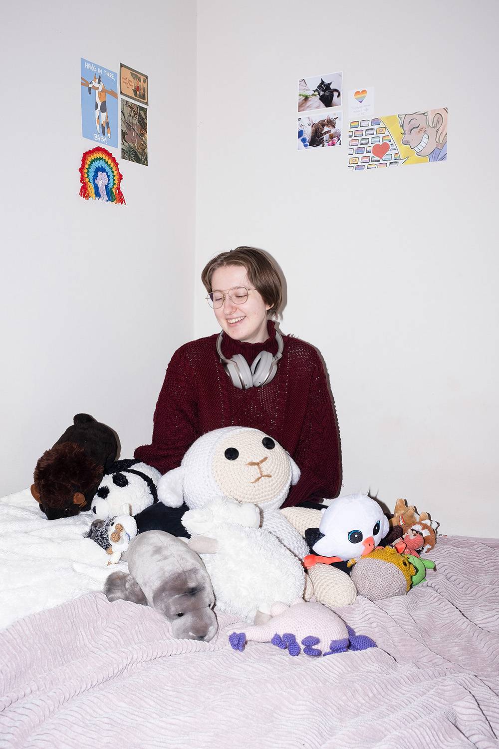 Asia/Adaś studiuje na wydziale Pracy socjalnej. Jest również wolontariuszką działająca na rzecz społeczności LGBTQ+ i autorką kart komunikacyjnych dla osób w spektrum autyzmu. Do jej zainteresowań należą praca socjalna, neuroróżnorodność, szydełkowanie i świat zwierząt. (Fot. Joanna Musiał)