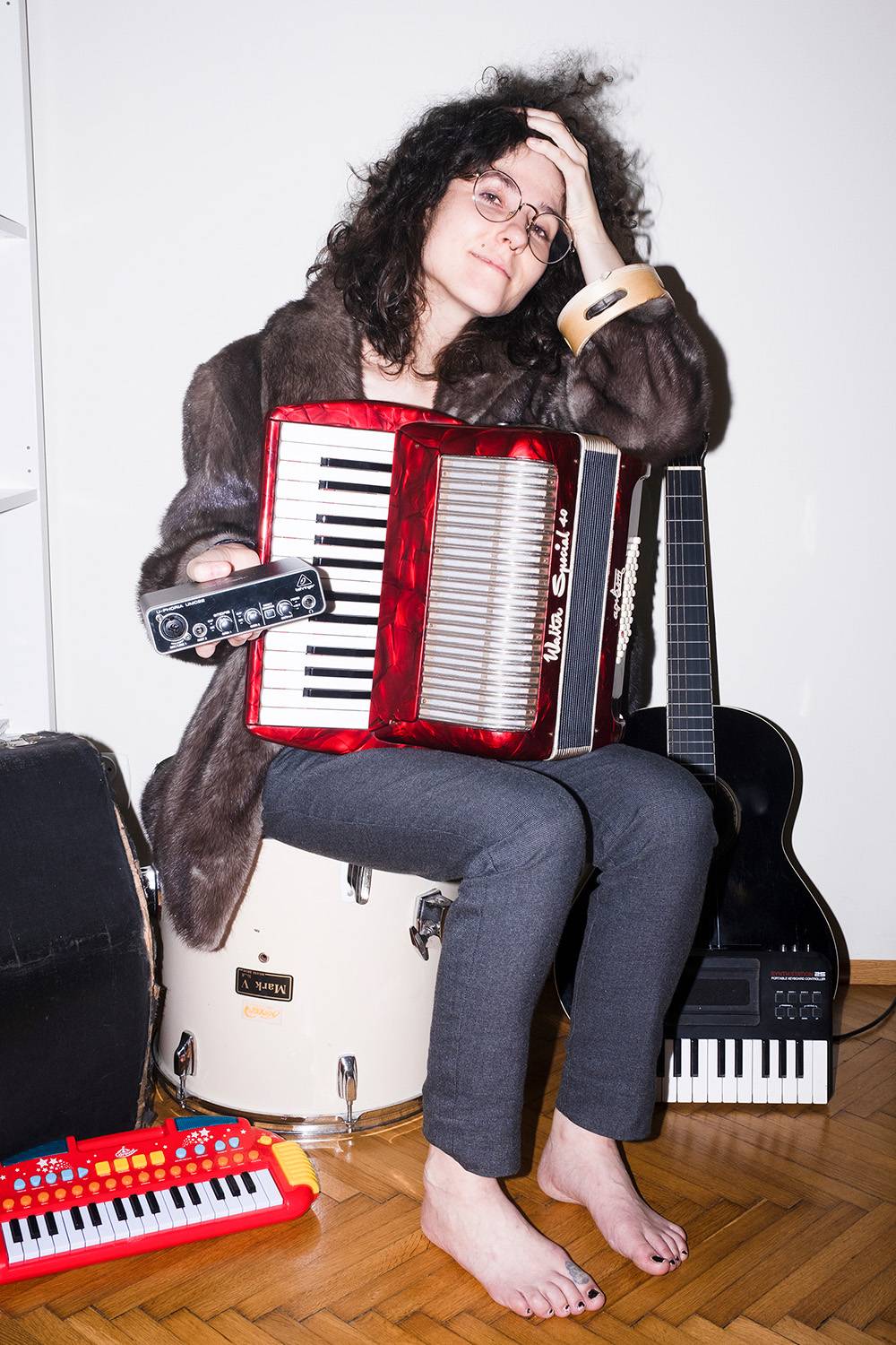 Maja jest aktorką, muzyczką, aktywistką i performerką. Prowadzi też własną audycję w Radiu Kapitał - „Radio Apokalipsa”. Maję interesuje muzyka, zabawa słowem, pisanie tekstów, teatr, tatuaże handpoke, true crime stories oraz autyzm. (Fot. Joanna Musiał)