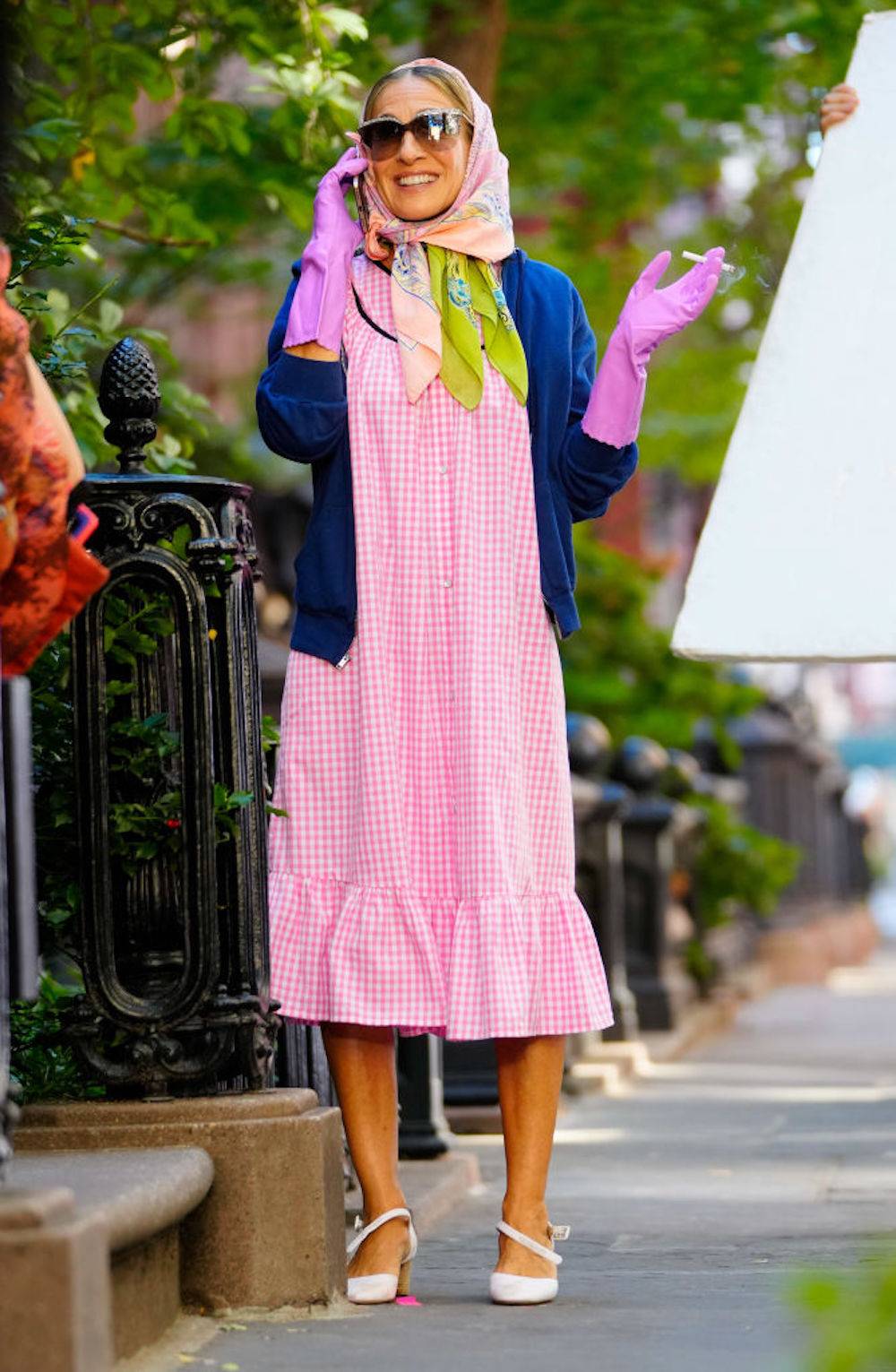 Sarah Jessica Parker jako Carrie Bradshaw na planie And Just Like That (Fot. Getty Images)