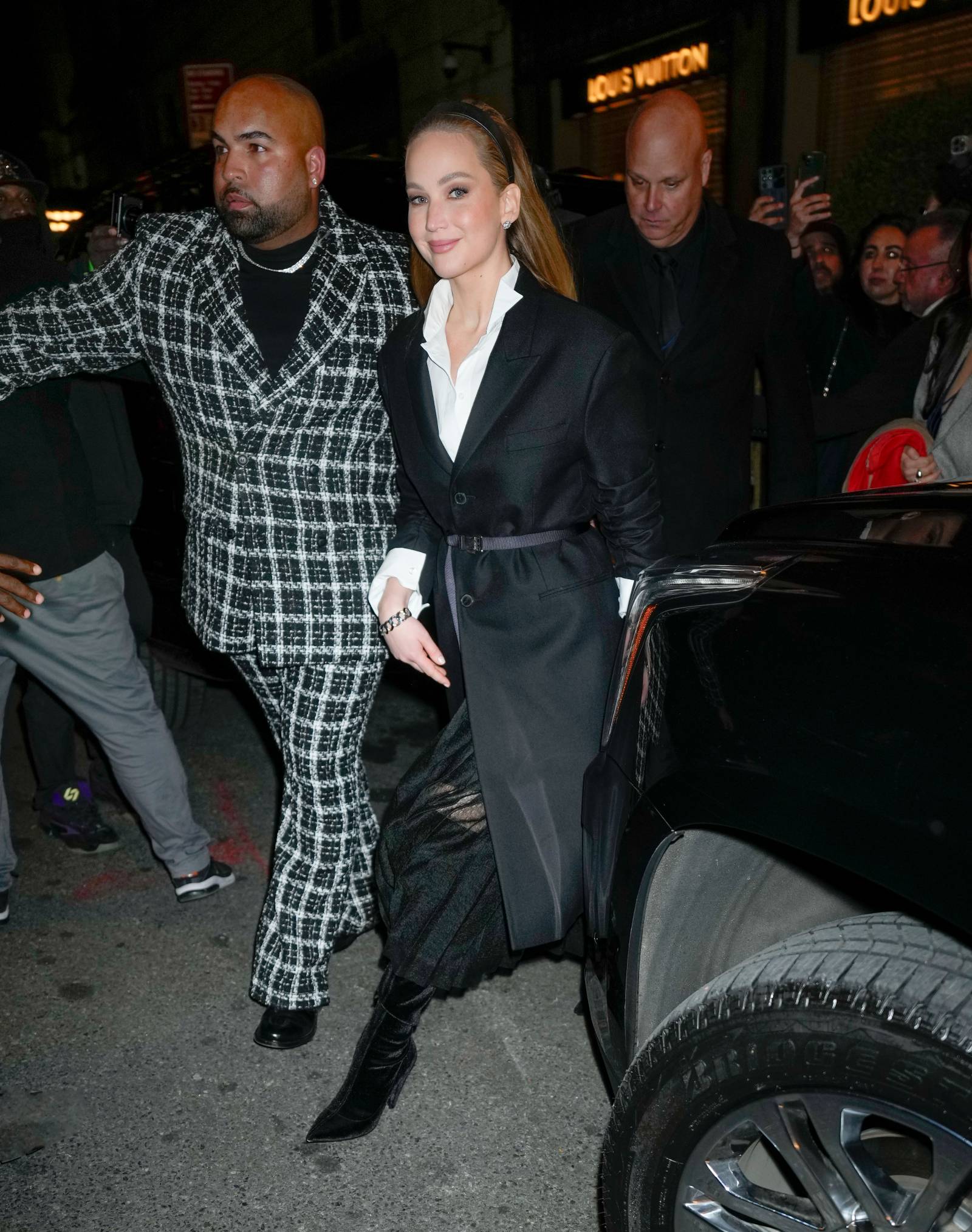 Jak łączyć plisowaną spódnicę z kozakami? Eleganckie i uniwersalne zestawienie w zmysłowej interpretacji Jennifer Lawrence. Fot. Getty Images