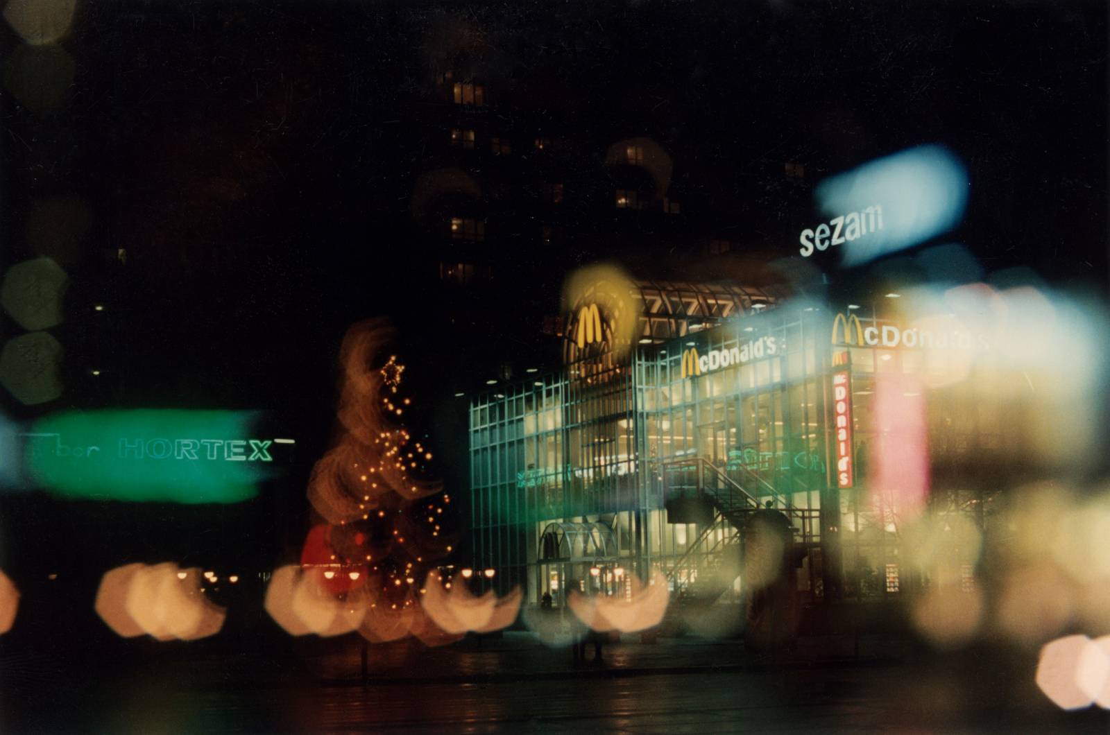 Fot. Edward Grochowicz, Restauracja McDonalds przy domu towarowym Sezam, z serii Noworoczne iluminacje, 1993-1996, Ośrodek KARTA