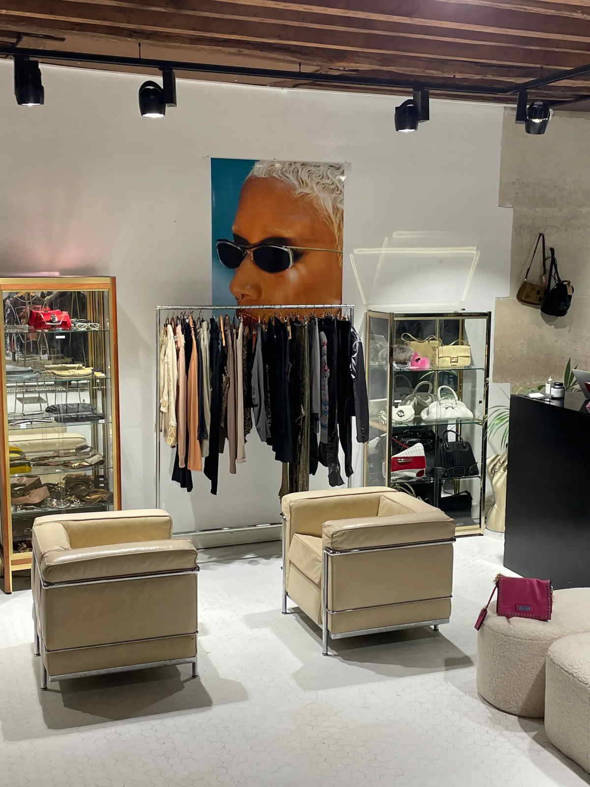 Stolica Francji i mody, Paryż, słynie nie tylko z designerskich butików, lecz także świetnych second-handów. Oto najlepsze z nich.