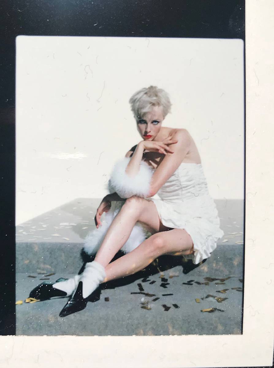 Edie Campbell w sukience i swetrze MULBERRY; skarpetkach MIU MIU i butach NINY RICCI