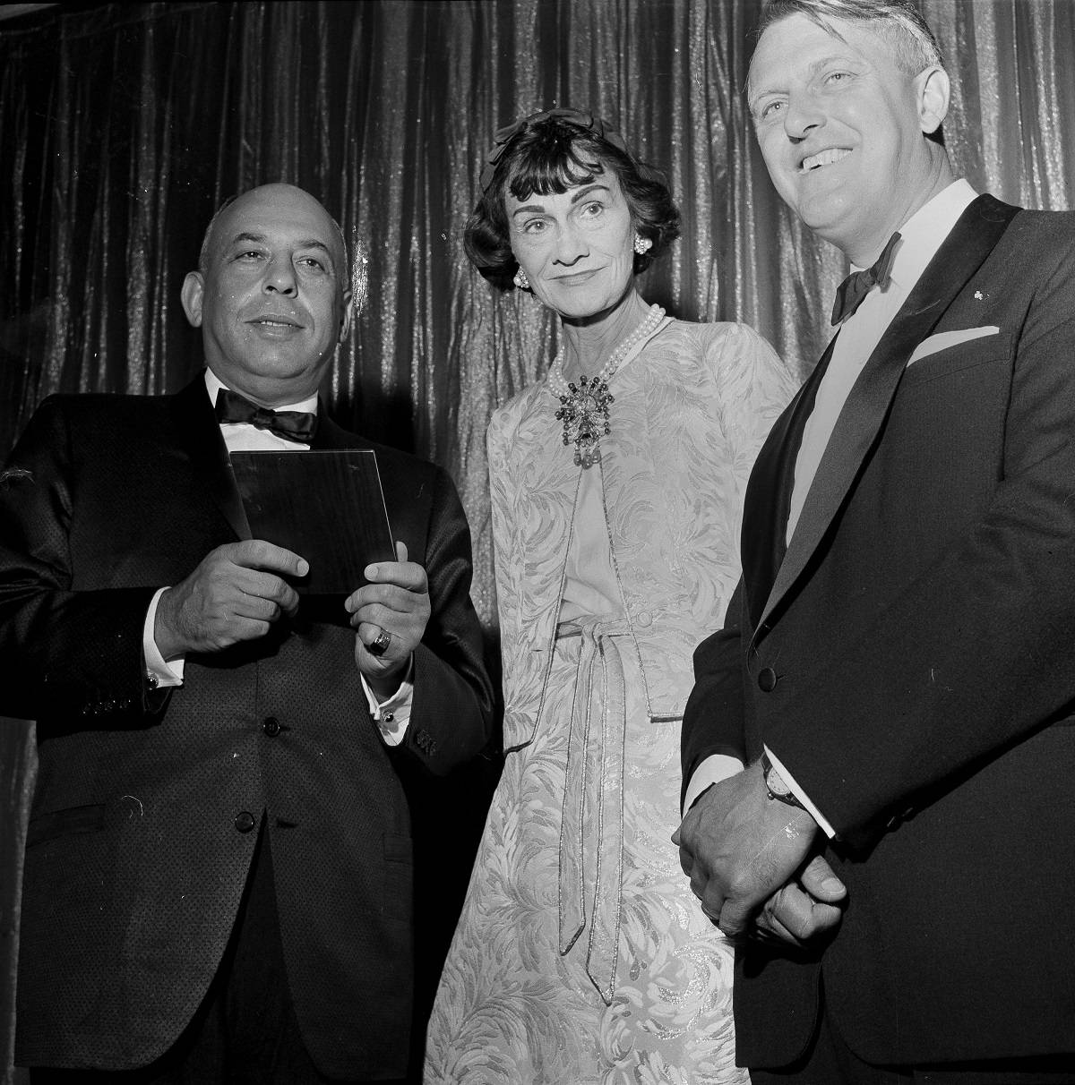 Od lewej: Stanley Marcus, prezes Neiman Marcus, Coco Chanel i dyrektor Rolls Roycea Dr. F. Llewellyn Smith w Dallas w 1957 roku