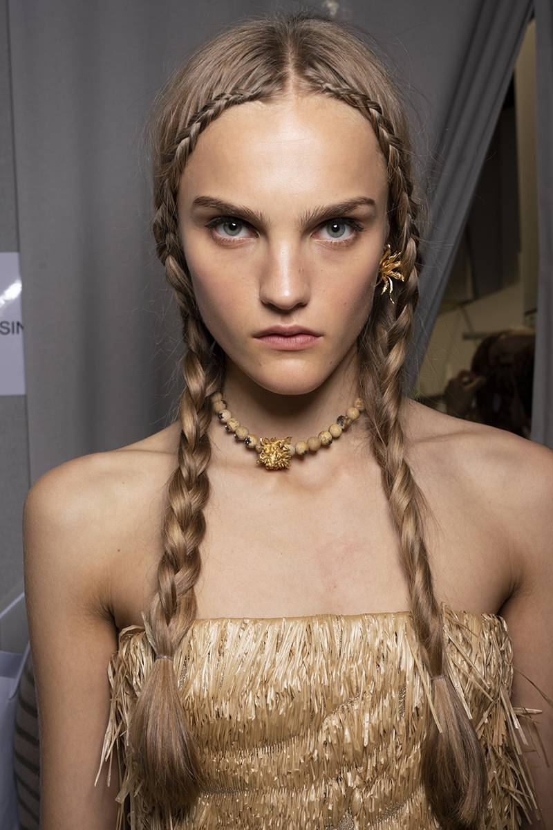 Fryzura z pokazu Dior SS20 (Fot. Imaxtree)