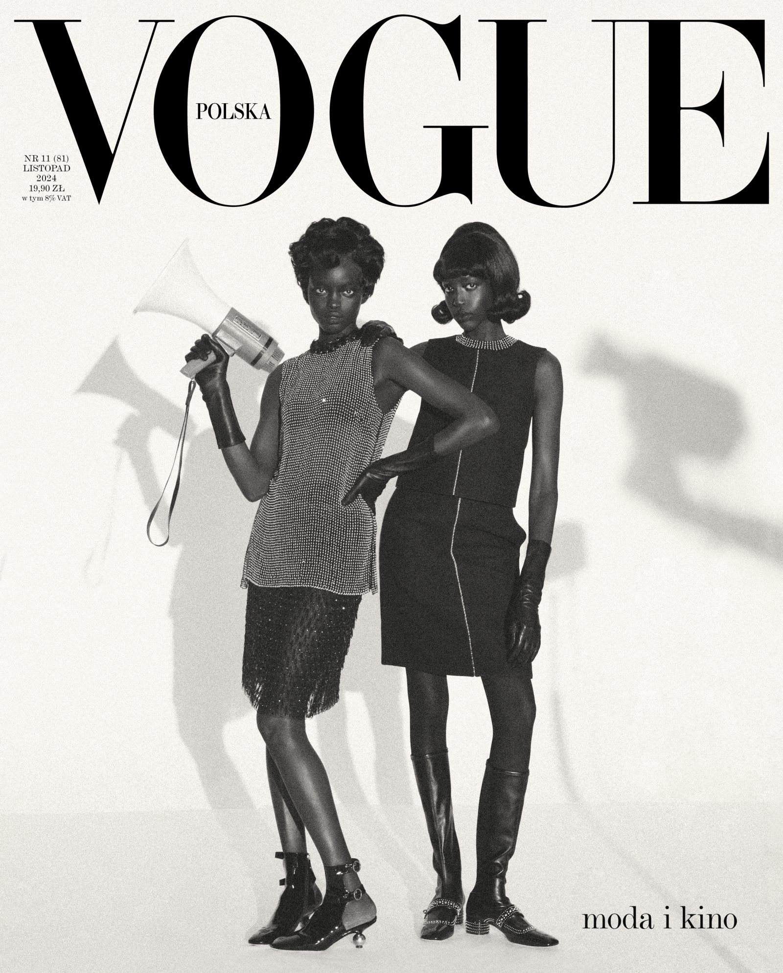 Okładka listopadowego numeru „Vogue Polska”, przedstawiająca modelki w modnych strojach i z megafonem.