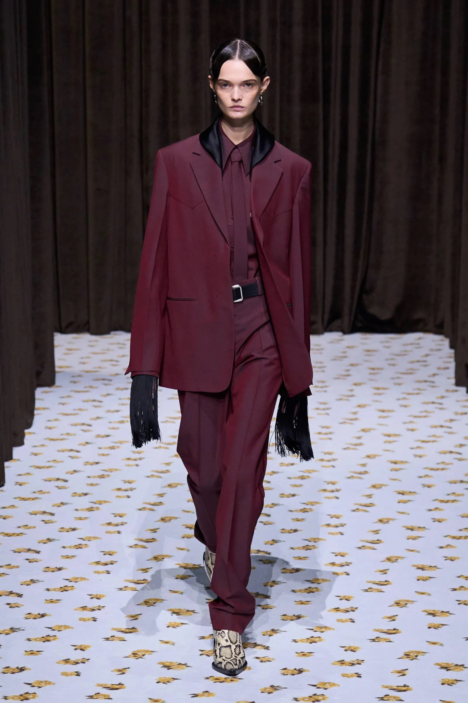 Kozaki ze spiczastym noskiem w kolekcji Jil Sander wiosna-lato 2025 (Fot. Spotlight. Launchmetrics )