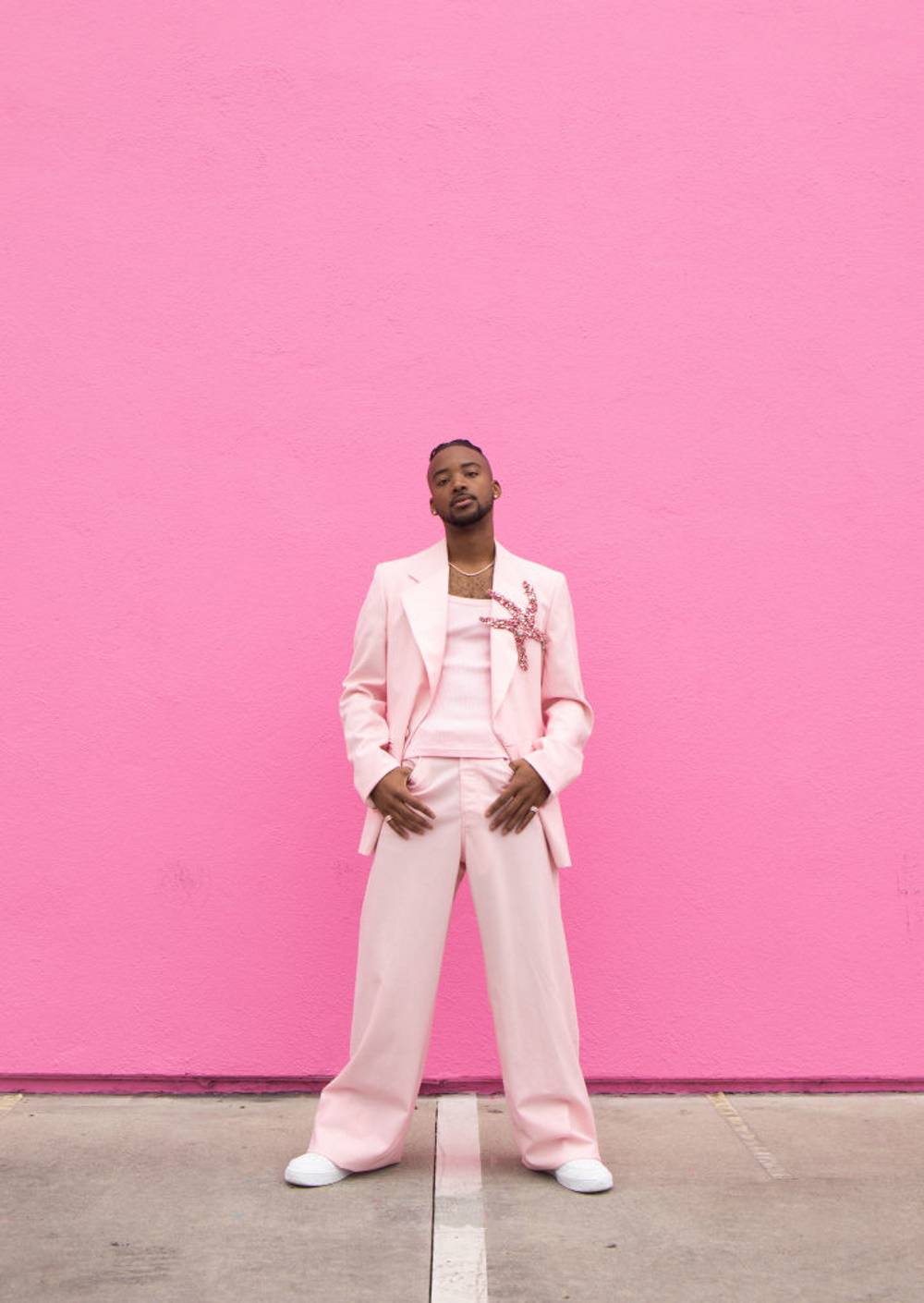 Algee Smith w komplecie Versace (Fot. Getty Images)