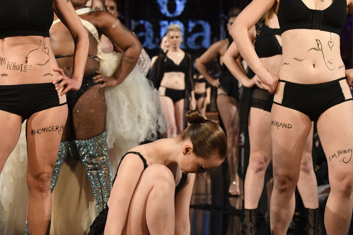 Modelki na wybiegu podczas Project Cancerland i pokazie kolekcji Ana Ono (Fot. Arun Nevader, Getty Images dla Art Hearts Fashion)