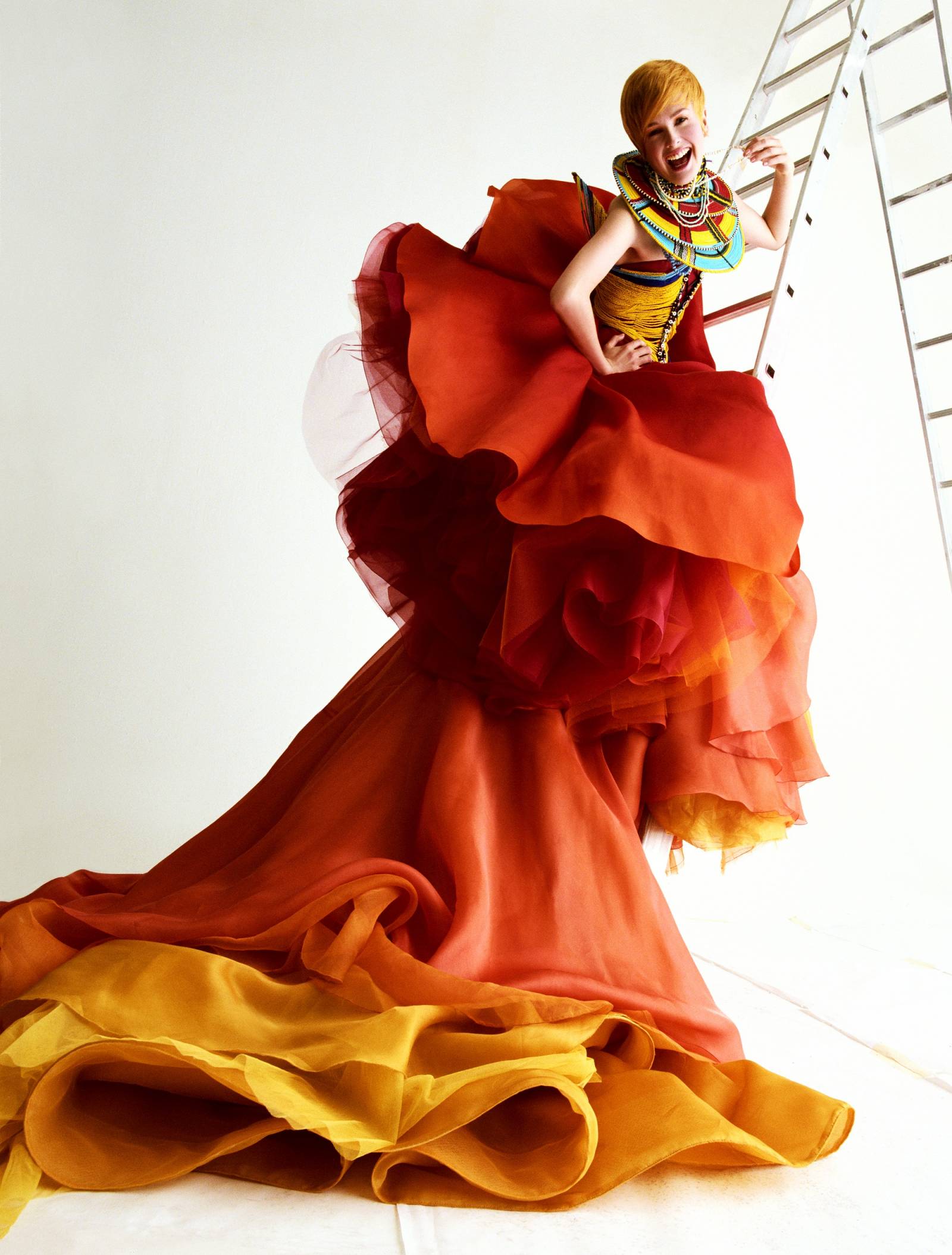 Kylie Bax w sukni balowej Kamata z kolekcji couture wiosna-lato 1997, Vogue Paris marzec 1997 (Fot. Michael Thompson, Trunk Archive)