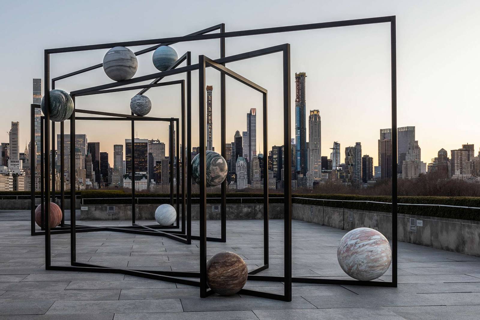 Alicja Kwade, ParaPivot, Installation view, The Metropolitan Museum of Art, 2019 The Roof Garden Comission, ( Fot. Hyla Skopitz)