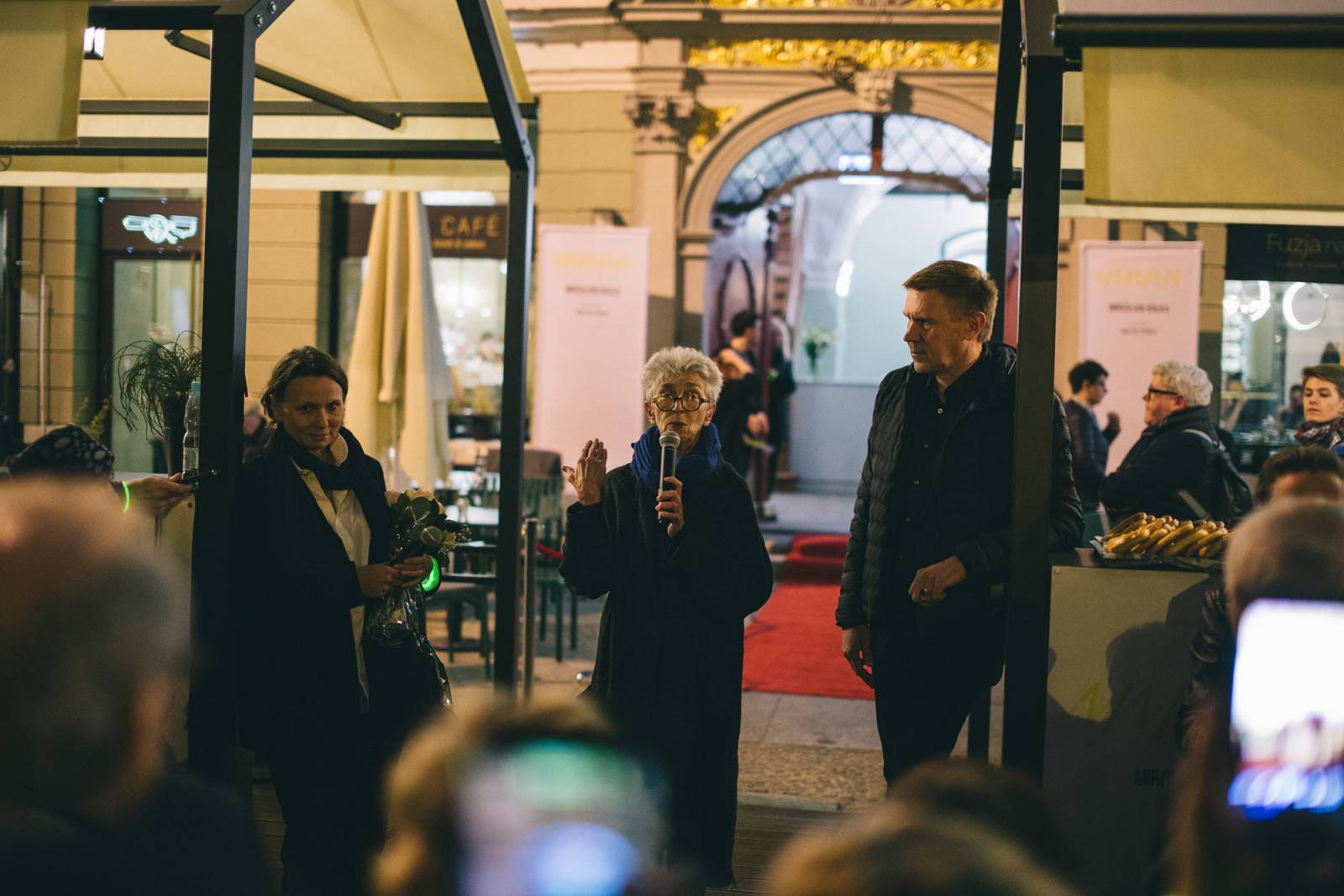Violetta Wojnowski, Anda Rottenberg i Mirosław Bałka na wernisażu wystawy 1/1/1/1/1 w Op enheim (Fot. Jerzy Wypych)