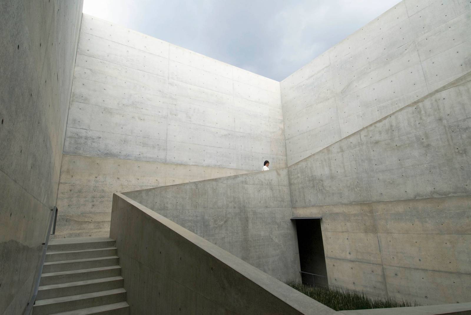 ChiChu Art Museum na wyspie Naoshima w Japonii, projekt Tadao Ando (Fot. Hulton Archive/Getty Images)