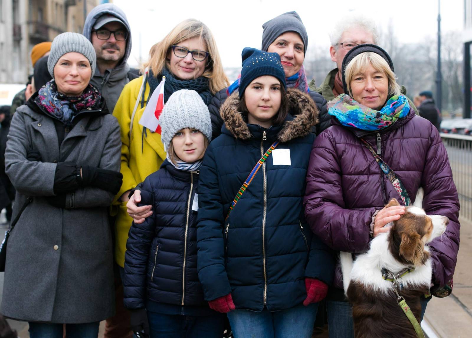 Anika, Kasia, Jadziu, Natasza, Basia, Marek, Dominika i pies Gama (Fot. Luka Łukasiak)