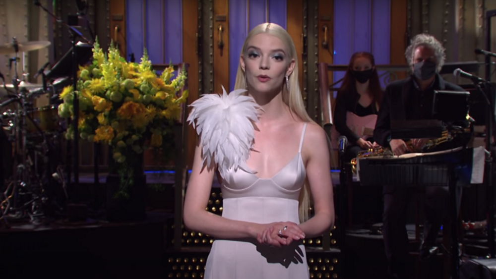 Anya Taylor-Joy w satynowej sukni od Petera Do i kolczykach Tiffany’ego. (Fot. materiały prasowe)