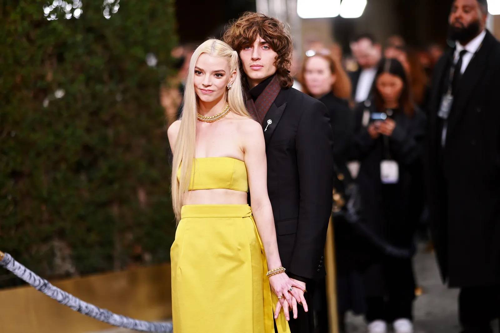 Anya Taylor-Joy i Malcolm McRae na Złotych Globach 2023. (Fot. Matt Winkelmeyer)