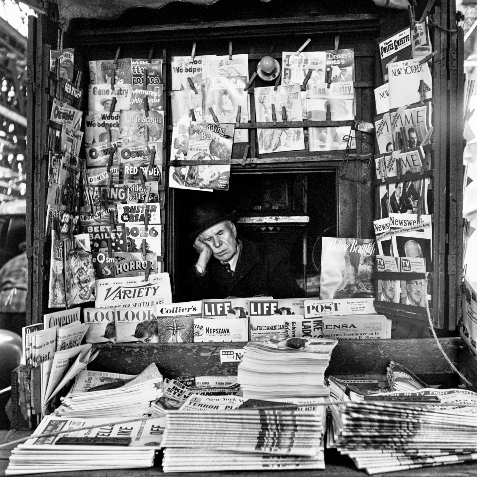 Kiosk z gazetami, Nowy Jork, 1953. (Fot. Vivian Maier)