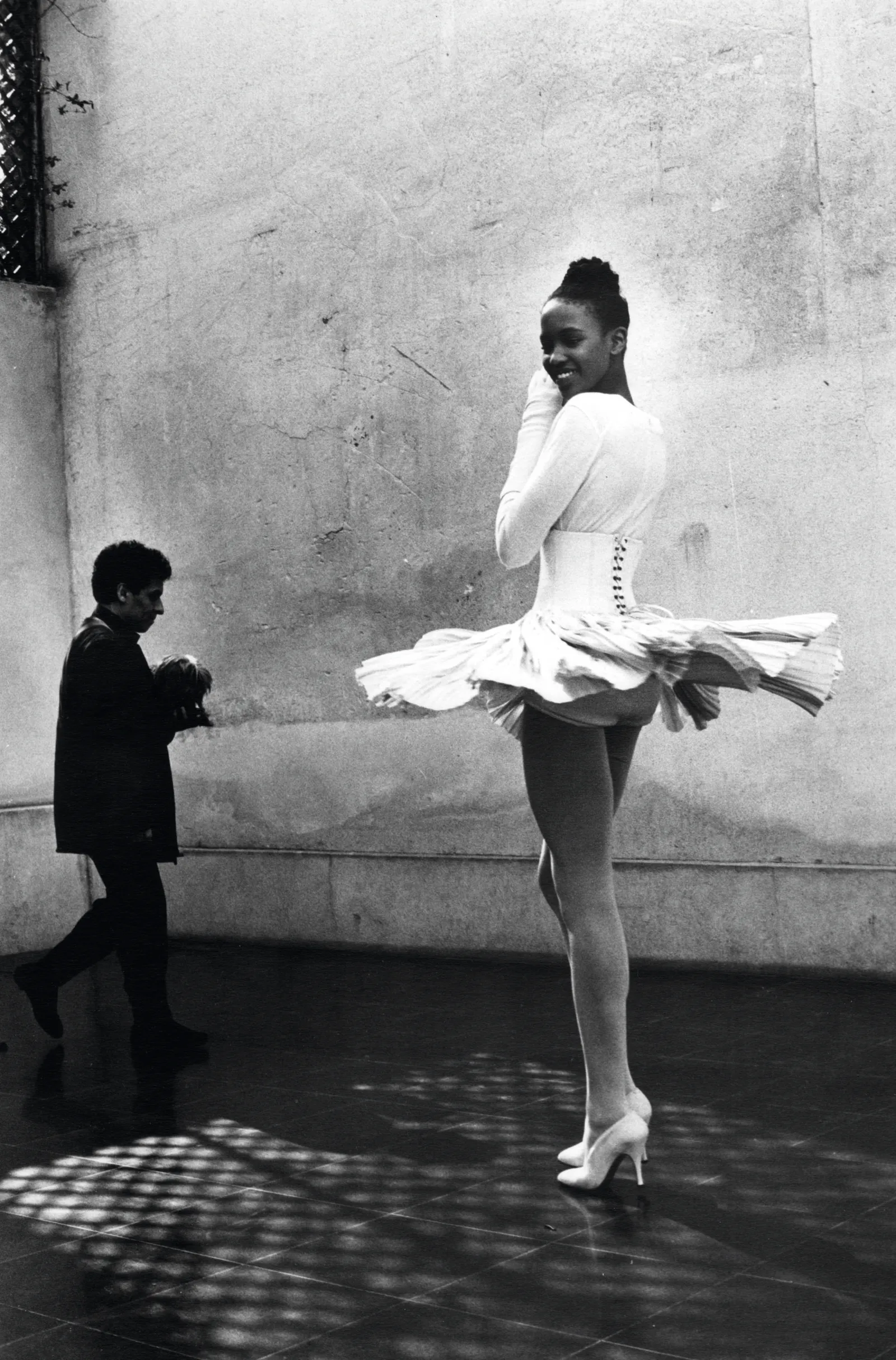 Naomi Campbell i Azedine Alaia, Paryż, 1986 (Fot. Arthur Elgort)