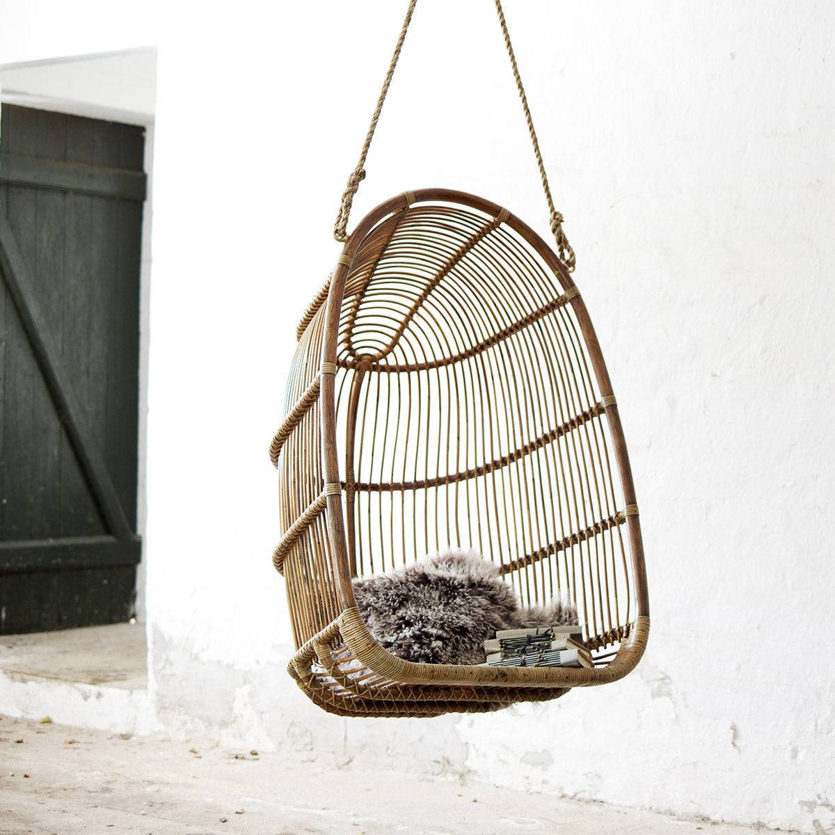 Huśtawka Renoir brązowa, Sika-Design, yestersen.com, 2 845 zł / Fot. materiały prasowe
