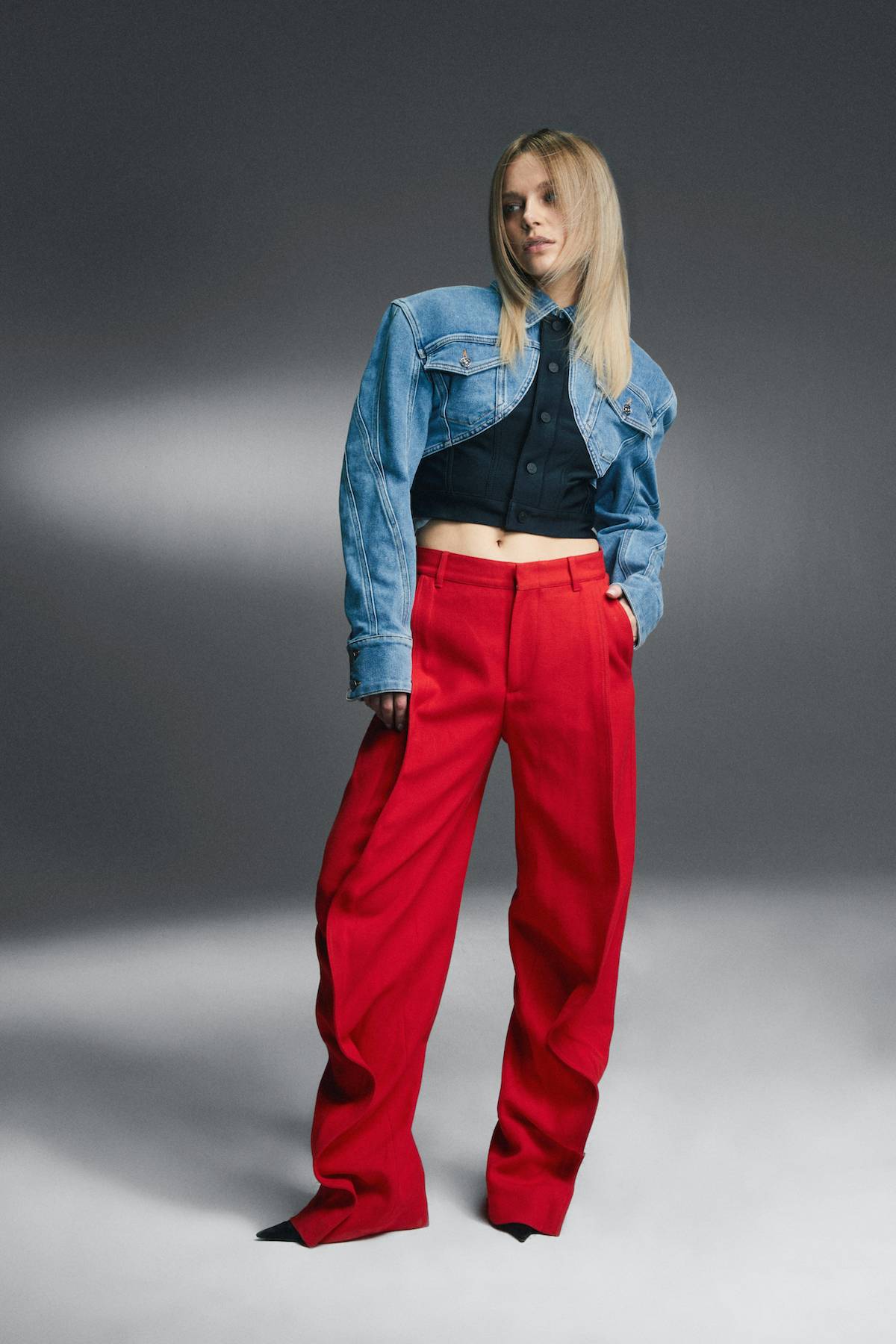 Kurtka MUGLER, Spodnie Y/PROJECT, Buty VERSACE (Fot. Yan Wasiuchnik; Styl. Kacper Kujawa)