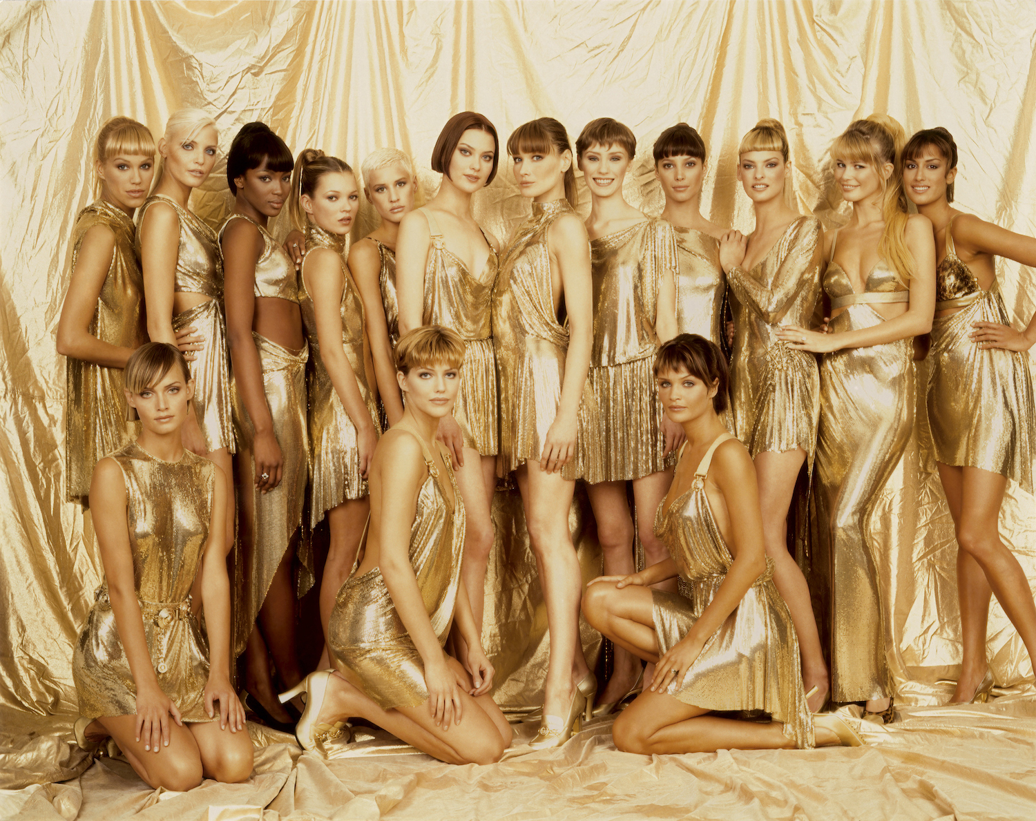 Golden Girls, Emma Sjöberg, Nadja Auermann, Naomi Campbell, Kate Moss, Ève Salvail, Shalom Harlow, Carla Bruni, Olga Pantushenkova, Christy Turlington, Linda Evangelista, Claudia Schiffer, Yasmeen Ghauri, Amber Valletta, Tricia Helfer, Helena Christensen, backstage at Versace RTW Fall 1994 / Fot. Doug Ordway
