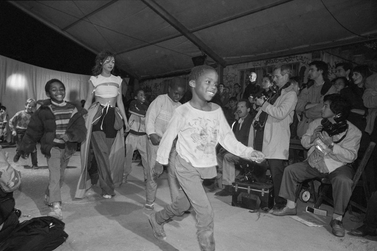 Martin Margiela wiosna-lato 1990, 19 październik 1989 rok (Fot. Jean-Claude Coutausse / Contact Press Images)