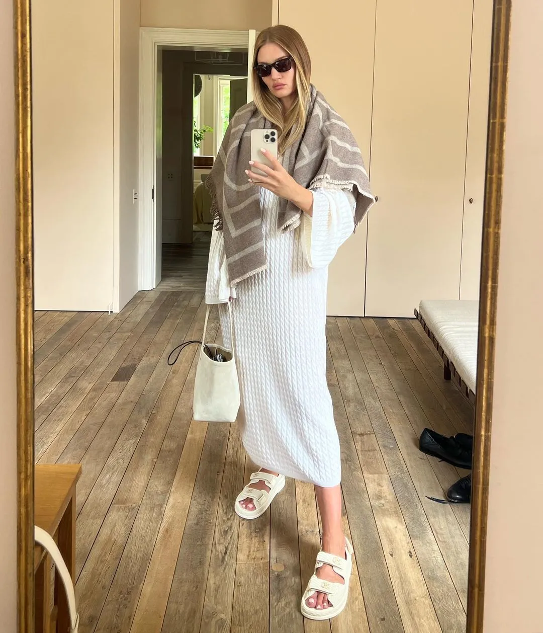 Rosie Huntington-Whiteley w dzianinowej sukience Toteme (Fot. Instagram/@rosiehw)