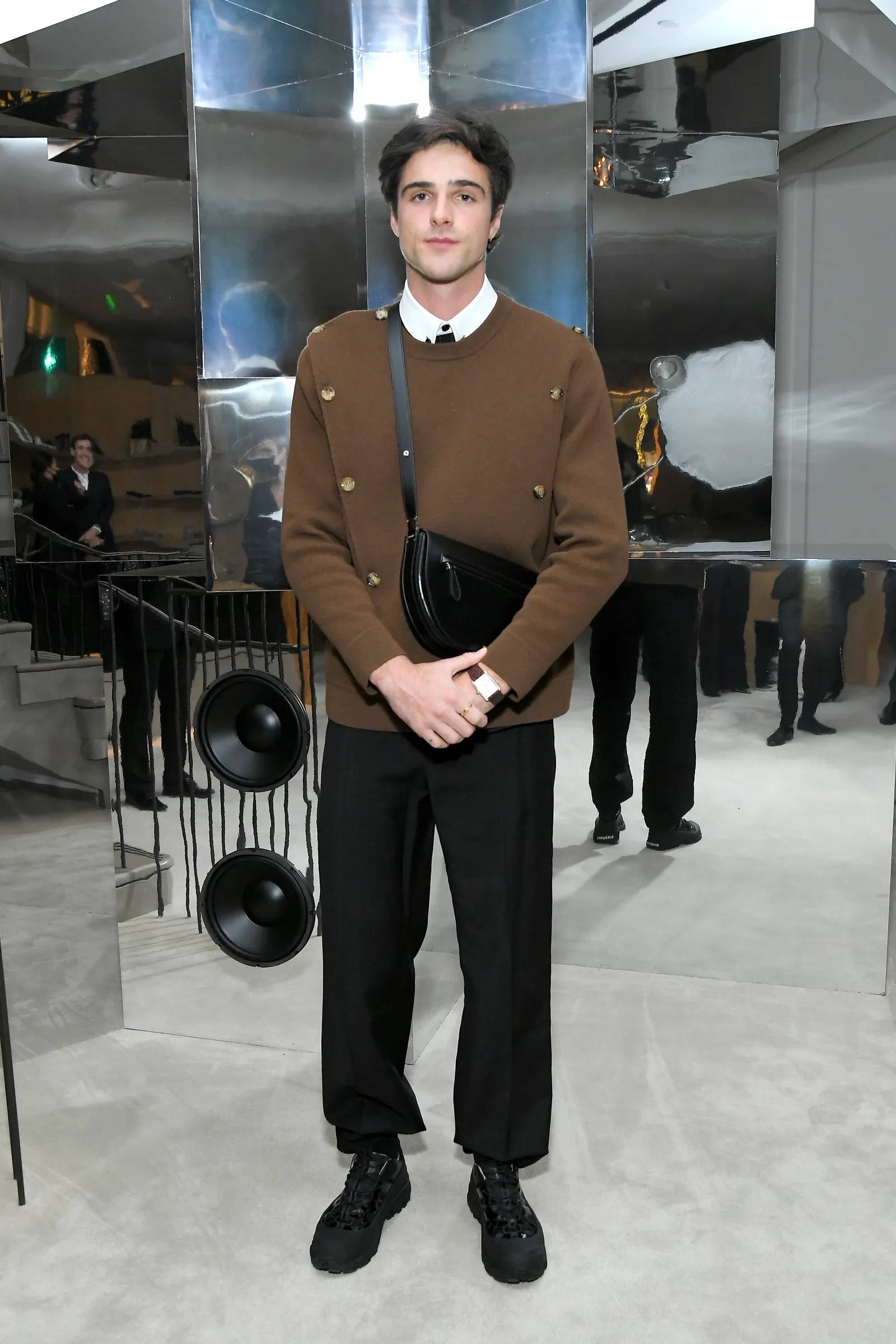 Z czarną skórzaną torebką od Burberry, którą nosi przez ramię. (Fot. Getty Images)