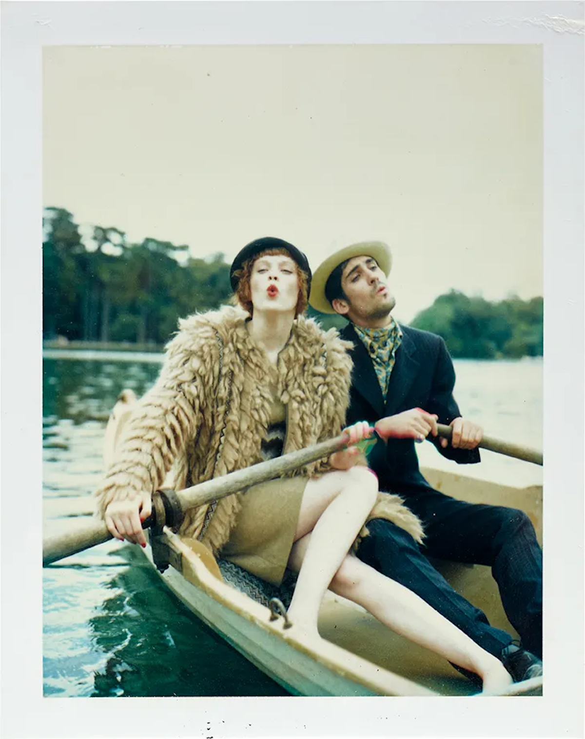 Karen Elson na łódce w Paryżu (Fot. Ellen von Unwerth/Courtesy of Phillips)