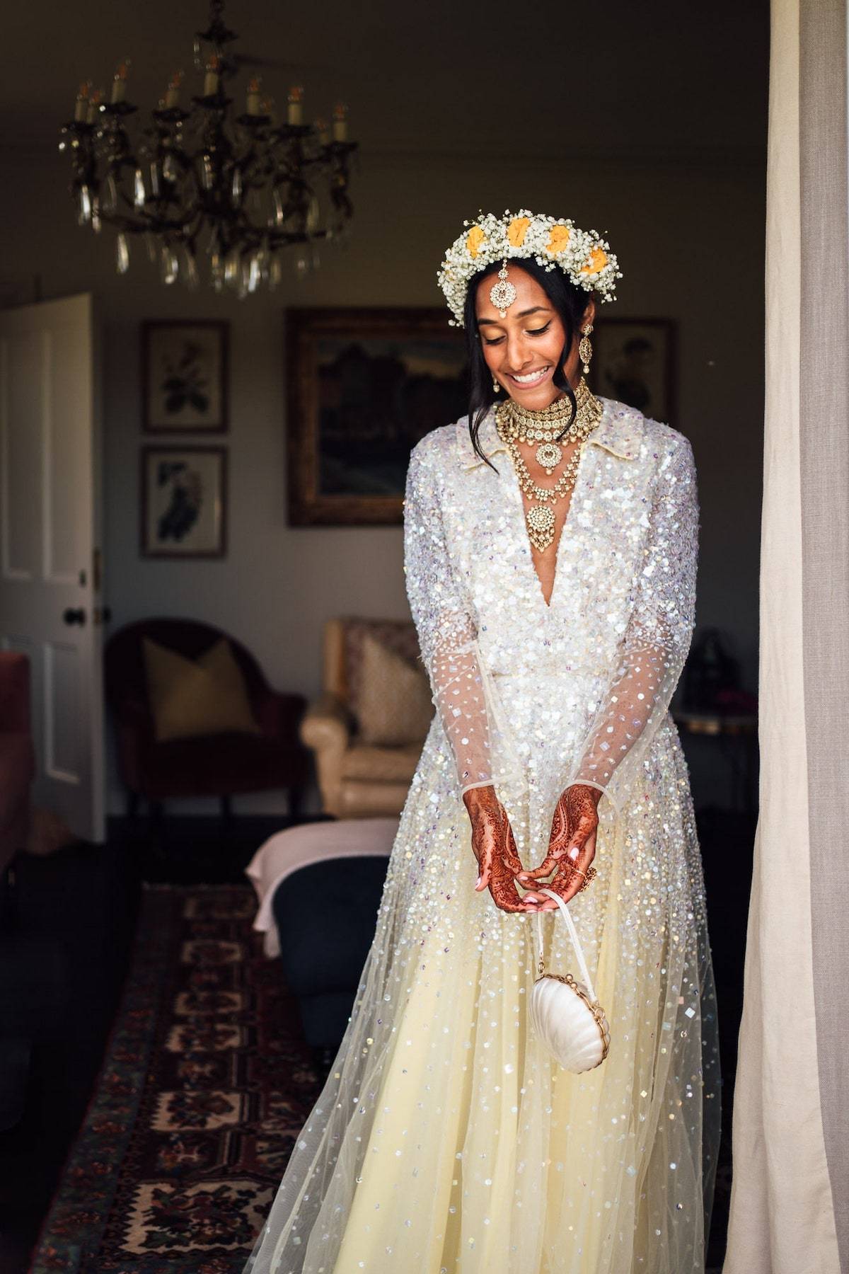 Do sukienki projektu Stine Goi, którą założyła na ceremonię mehendi, Zeena dobrała torebkę-muszlę Lulu Guinness i wianek z kwiatów przygotowany przez przyszłego męża Zacka. / Fot. The Shannons Photography