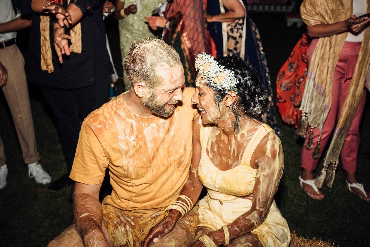 W czasie mehendi rodzina i przyjaciele oblali parę pastą z kurkumy, która ma im przynieść szczęście. / Fot. The Shannons Photography