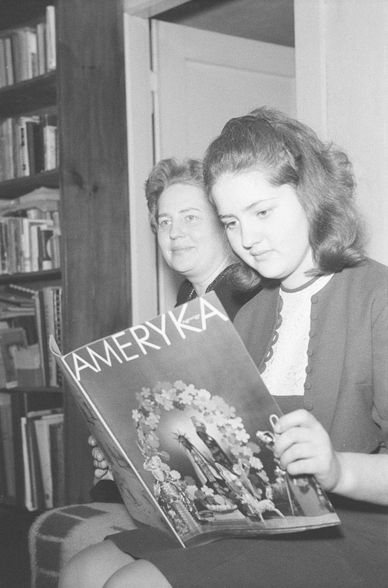 Ewa Demidowicz, koleżanka Mariusza Hermanowicza z liceum, z matką. Pani Demidowicz była nauczycielką Hermanowicza w szkole podstawowej, 1965-1969 (Fot. Miłosz Hermanowicz, © Miłosz Hermanowicz/FAF)