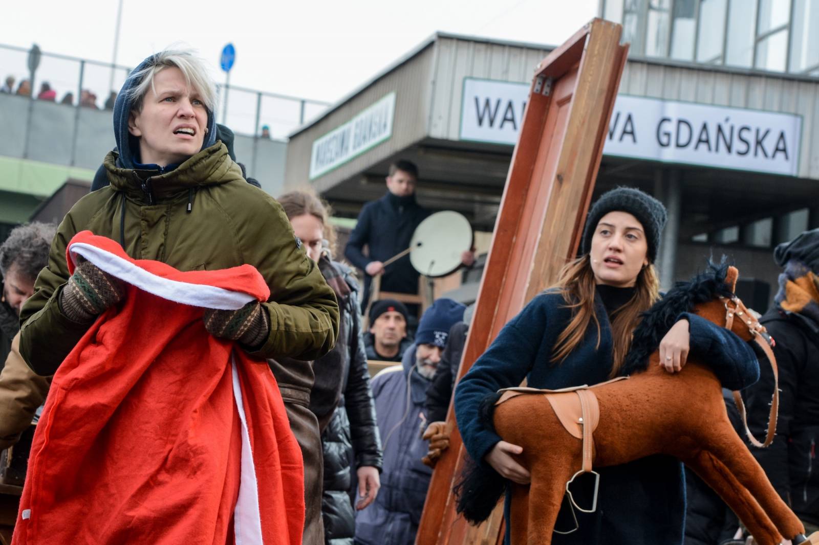 „Spakowani, czyli skrócona historia o tym, kto czego nie zabrał” – spektakl plenerowy Agaty Dudy-Gracz 8 marca 2018 roku na Dworcu Gdańskim w Warszawie upamiętniający osoby zmuszone do opuszczenia Polski po Marcu ’68 (fot. Mariusz Gaczynski/East News)