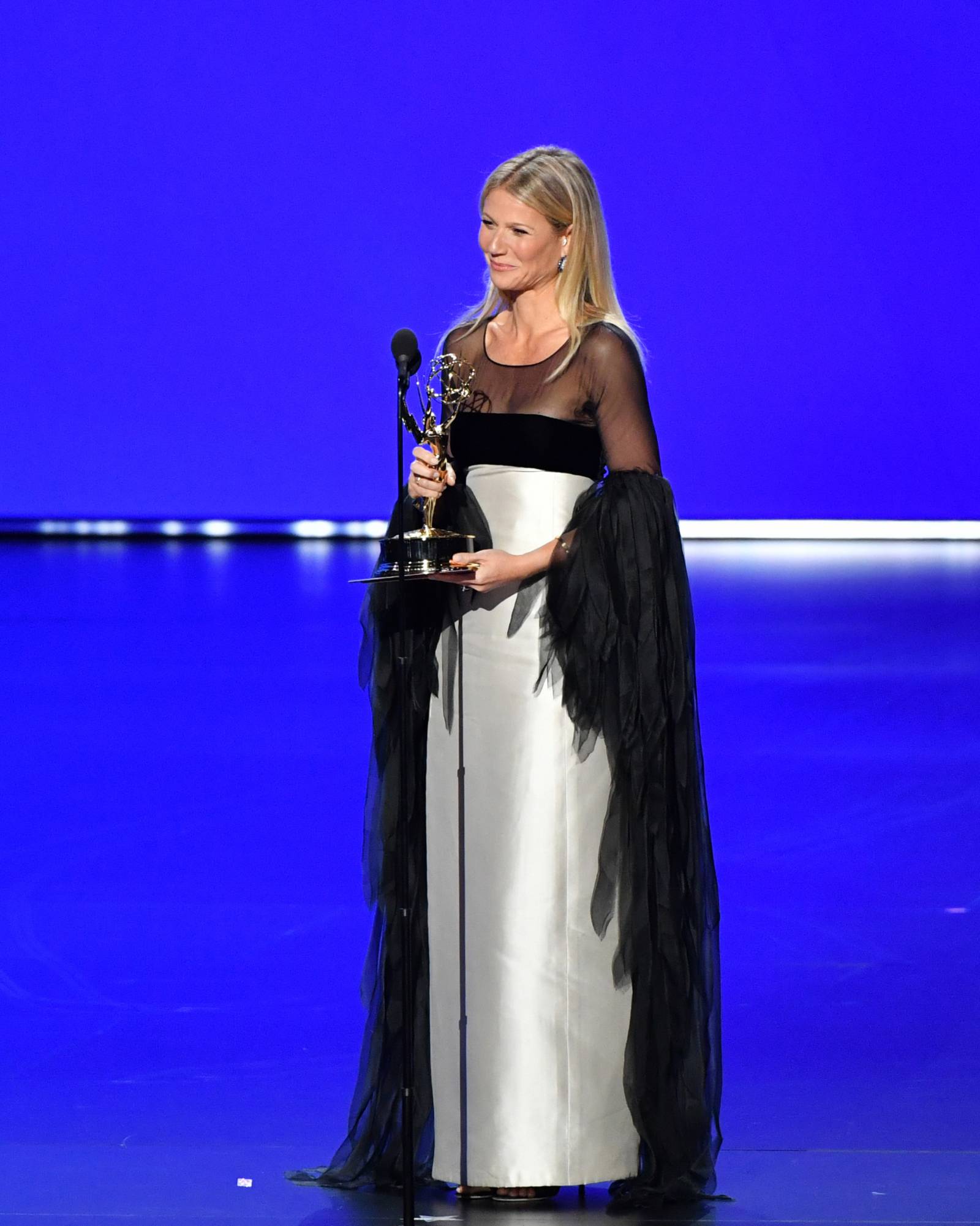 Gwyneth Paltrow na rozdaniu Emmy 2019 w kreacji Valentino z 1963 roku / Getty Images