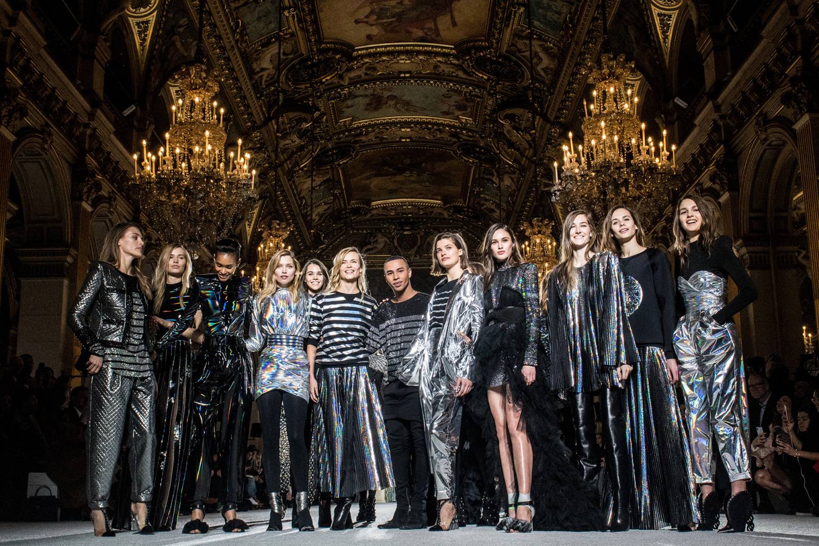 Olivier Rousteing podczas finału pokazu Balmain jesień-zima 2018-2019 (Fot. Peter White/Getty Images)
