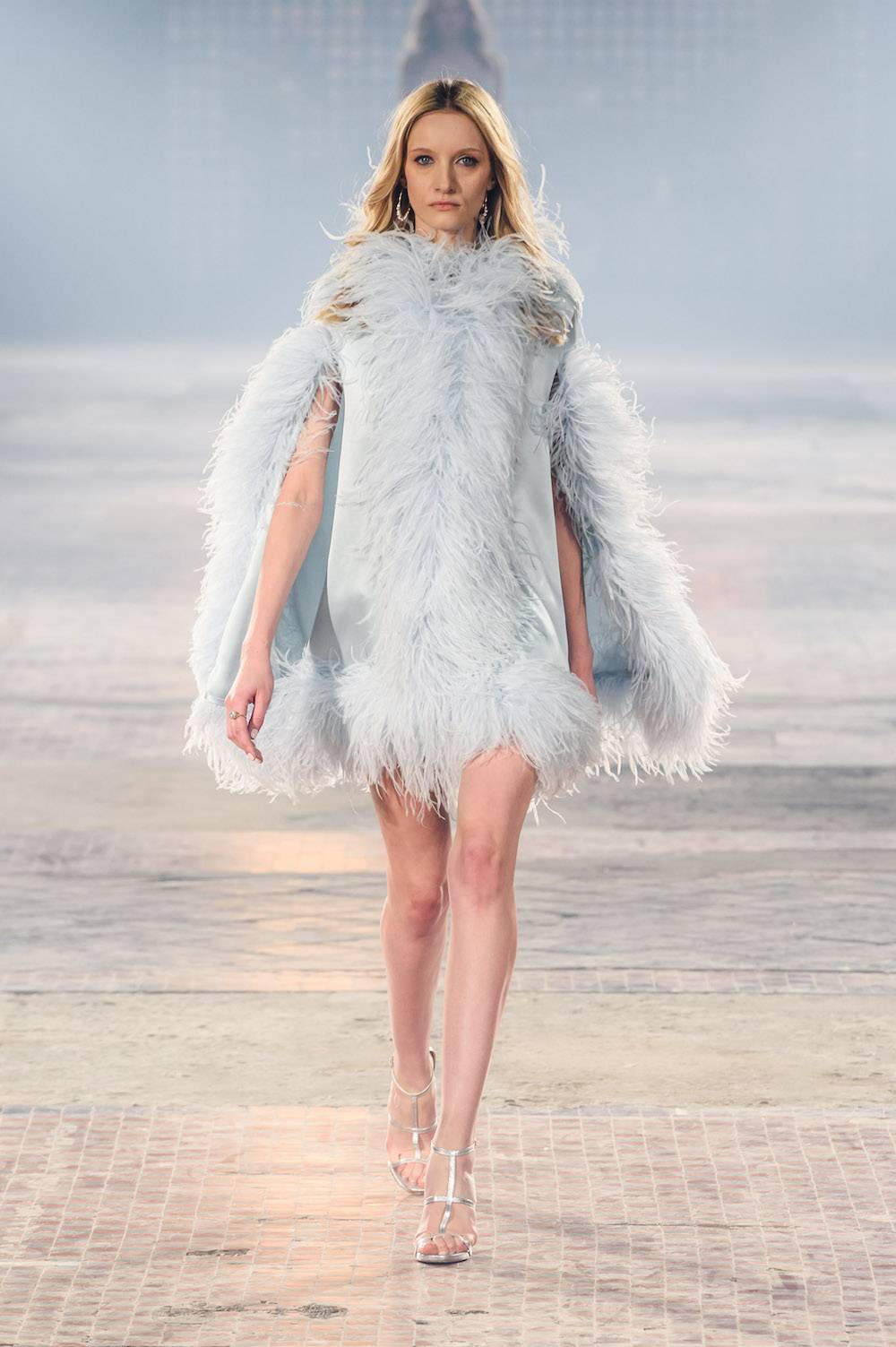 Odcień baby blue  (Fot. Filip Okopny/Fashion Images)
