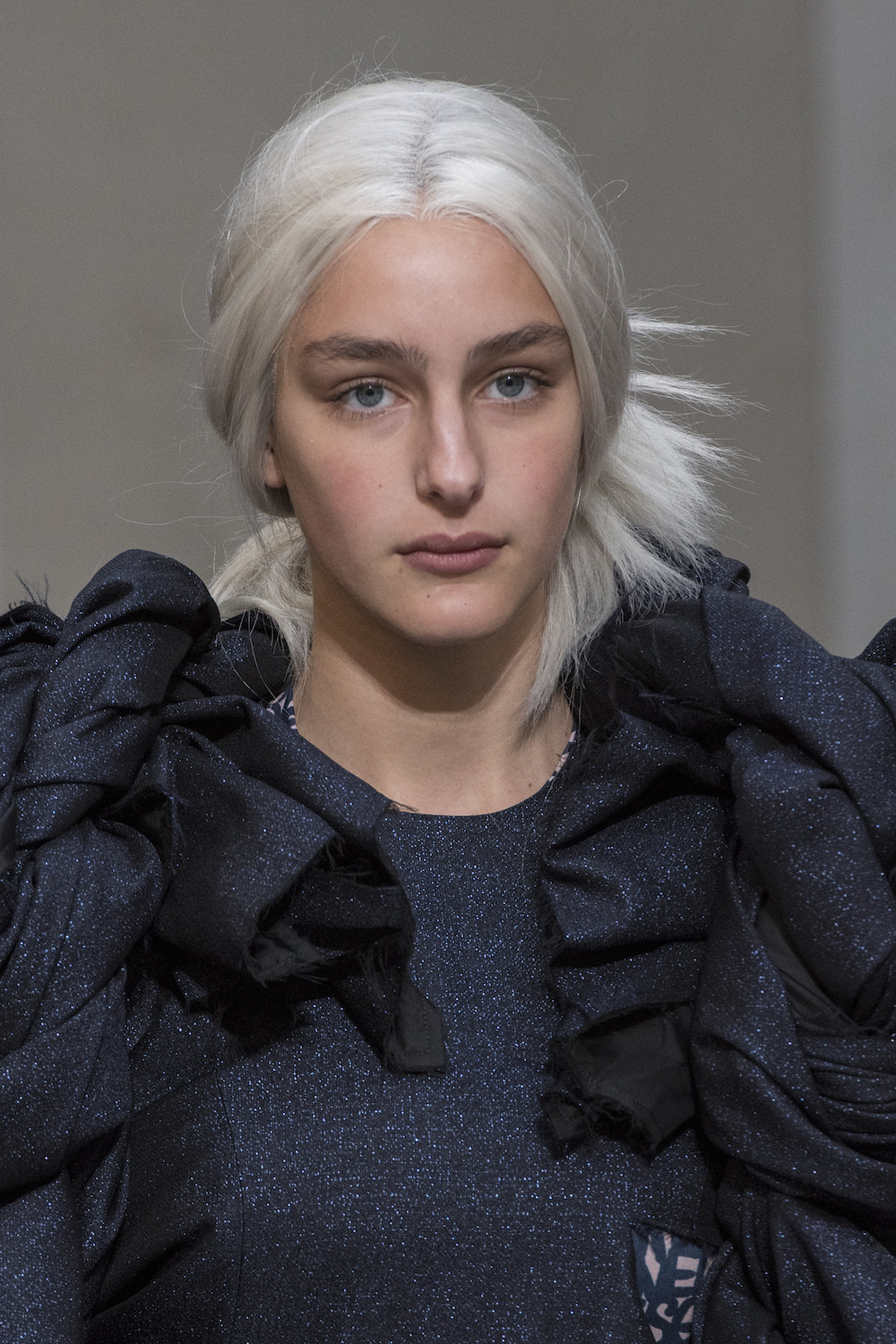 Siwe włosy u Comme des Garçons (Fot. Imaxtree)
