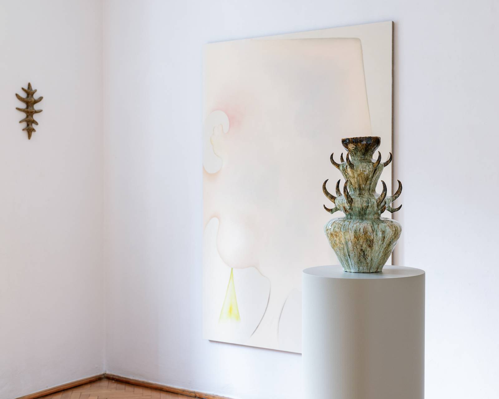 Concha, Aleksandra Liput, Kamila Model, widok wystawy, Galeria Le Guern, Warszawa 2024 (Fot. Szymon Sokołowski), dzięki uprzejmości artystek i Galerii Le Guern