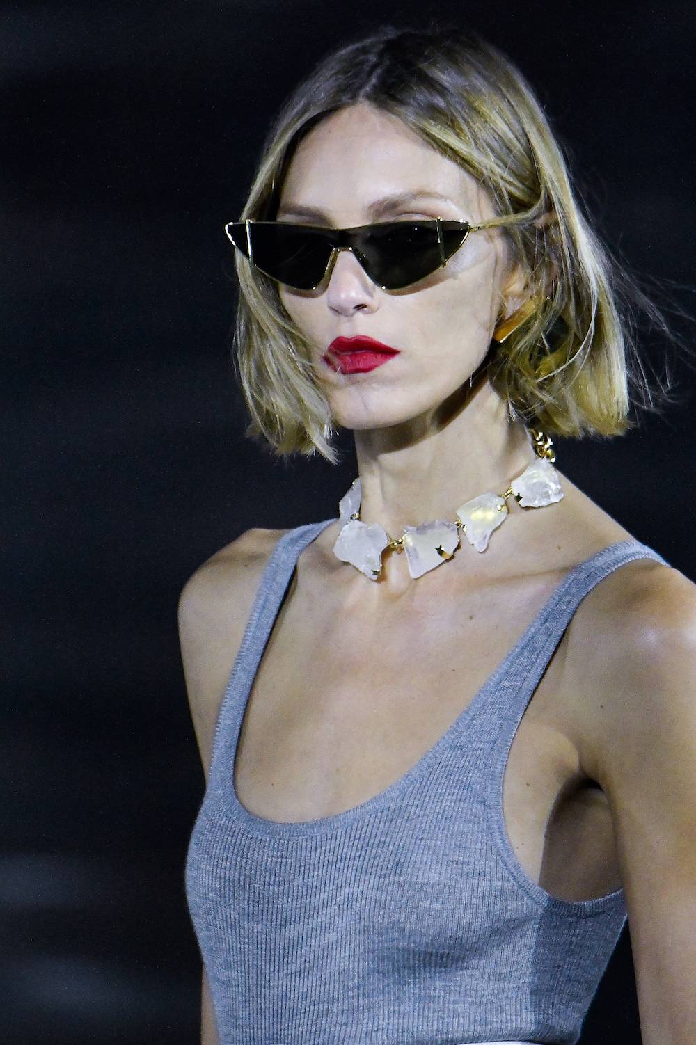 Anja Rubik nosi boba w lekkim nieładzie. Zmierzwione włosy supermodelki dodają jej nonszalancji. (Fot. Getty Images)