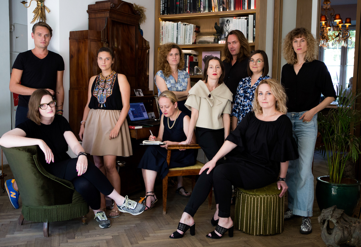 Od lewej: Alekandra Kmiecik, Szymon Bobrowicz, Karolina Ciejka, Dorota Zalewska, Aleksandra Boćkowska, Anna Poniewierska, Tomasz Ossoliński, Ewa Rzechorzek, Emilia Zalewska, Marta Galik (siedzi) (Fot. Luka Łukasiak)