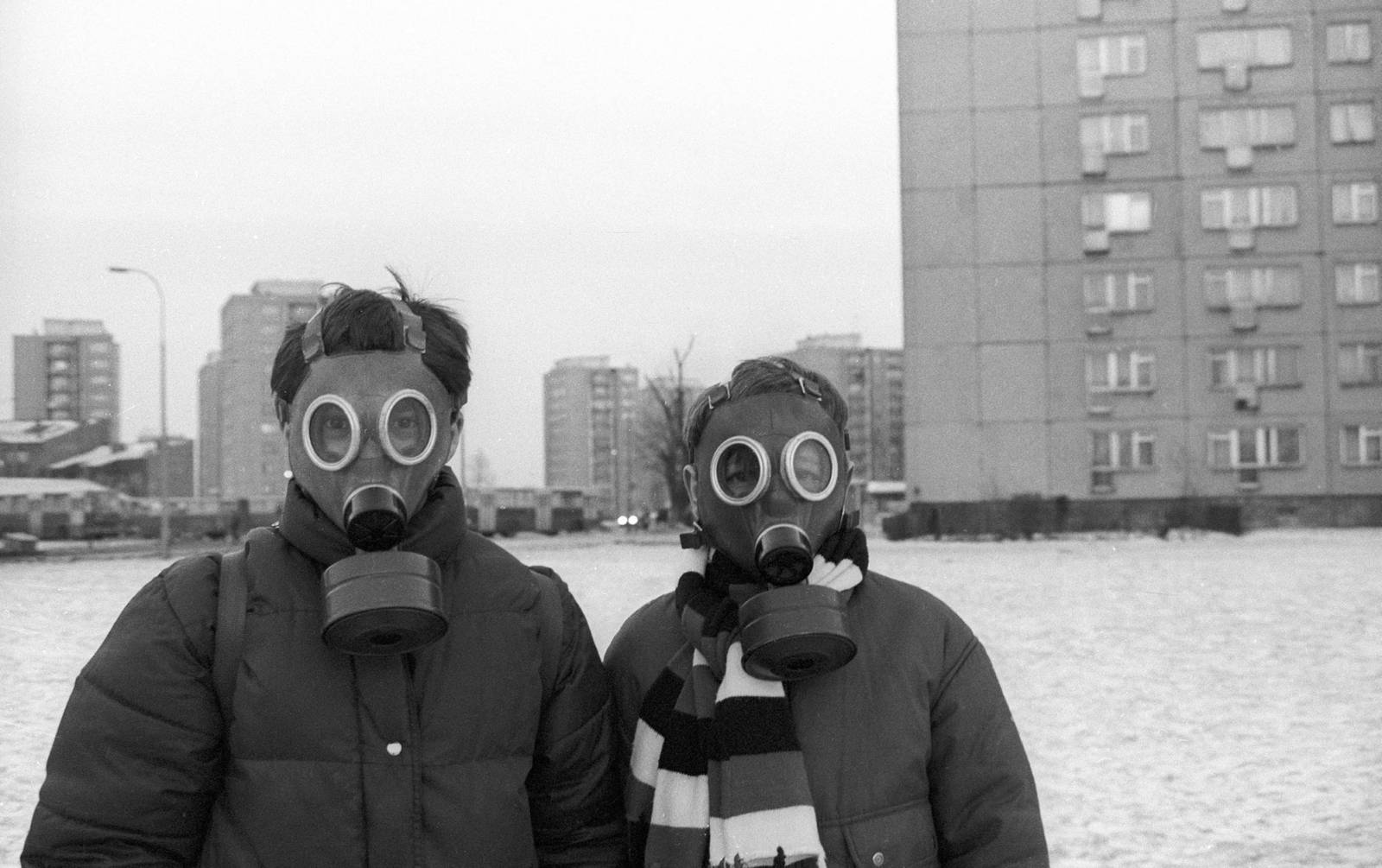 Młodzież w maskach gazowych na warszawskich Stegnach, koniec lat 80. (Fot. E. Oyrzanowska / East News)