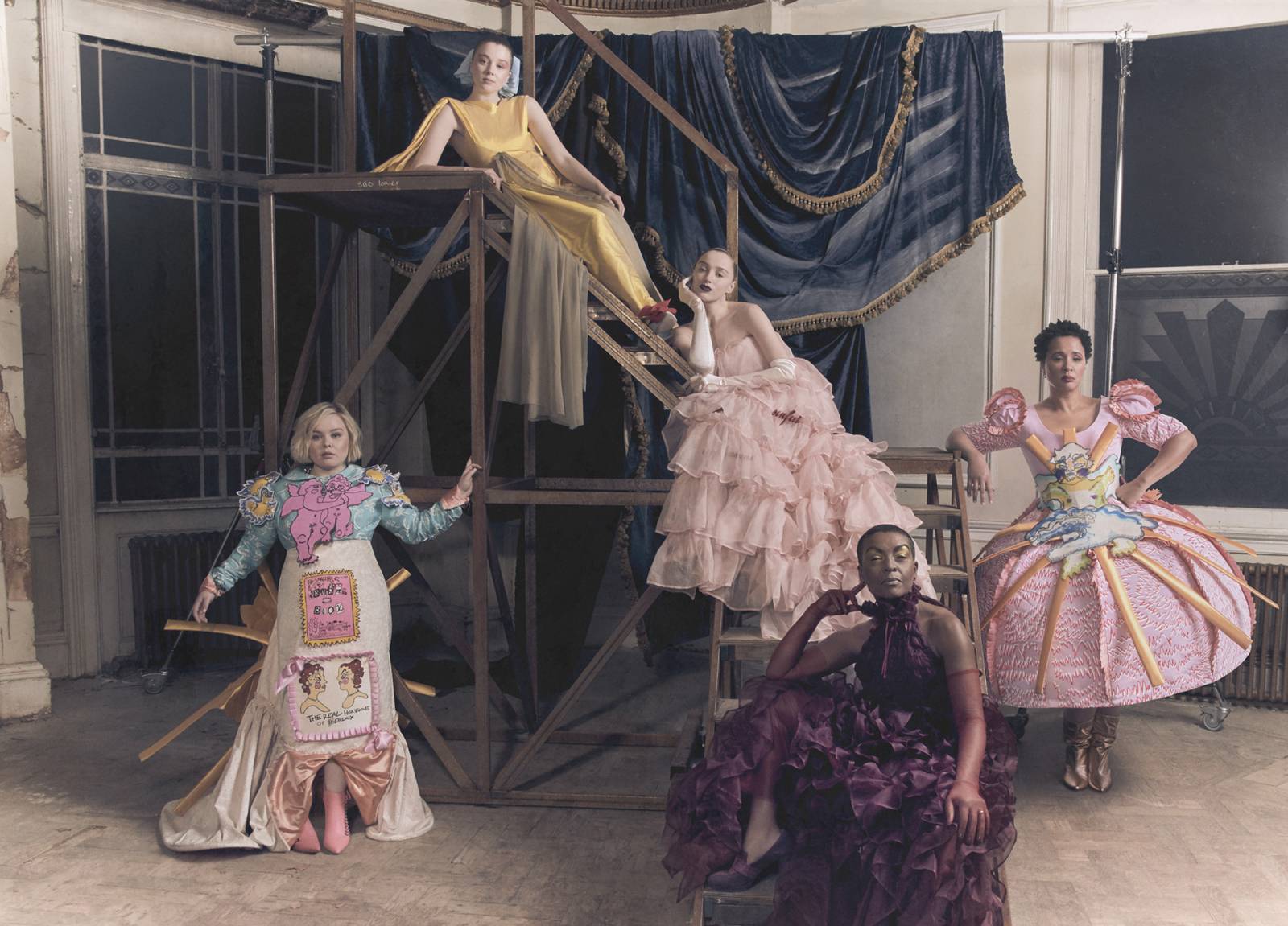 Od lewe: Nicola Coughlan w sukni Edwarda Mendozy, Claudia Jessie w kreacji Shanti Bell, Phoebe Dynevor w sukni Aurelii Fontany, Adjoa Andoh w sukni Aurelii Fontany i Golda Rosheuvel w sukni Edwarda Mendozy (Fot. Amber Pinkerton)